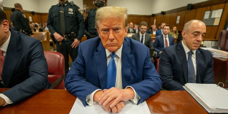 Trump versucht, die Anschuldigungen in einen persönlichen Vorteil umzumünzen und seine Anhängerschaft zu mobilisieren, indem er sich als Opfer einer politisch motivierten Justiz inszeniert. - Foto: Steven Hirsch/Pool New York Post/AP/dpa