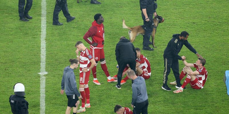 Fortunas große Aufstiegsparty, die nach dem deutlichen 3:0-Hinspielerfolg schon geplant war, fällt aus. - Foto: Roland Weihrauch/dpa
