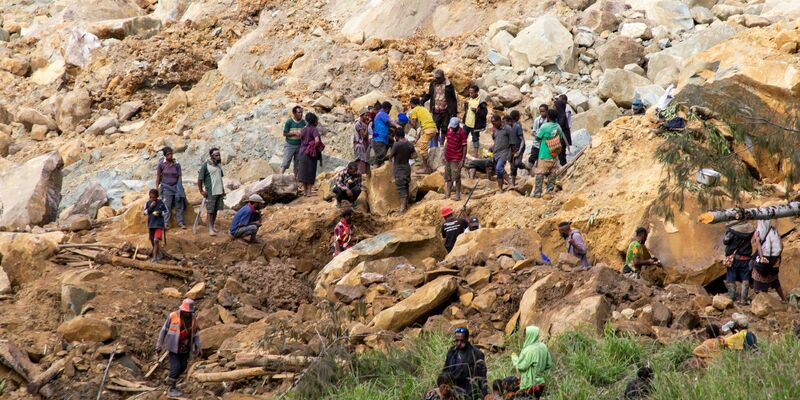 Dorfbewohner in Yambali suchen nach Überlebenden. - Foto: Juho Valta/UNDP Papua New Guinea/AP/dpa