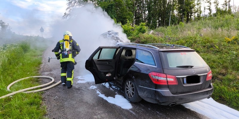 FW-OE: Fahrzeugbrand und ausströmendes Gas rufen Feuerwehr auf den Plan - Foto: presseportal.de
