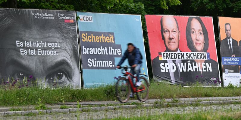 Großplakate der Parteien zur Europawahl. - Foto: Arne Dedert/dpa