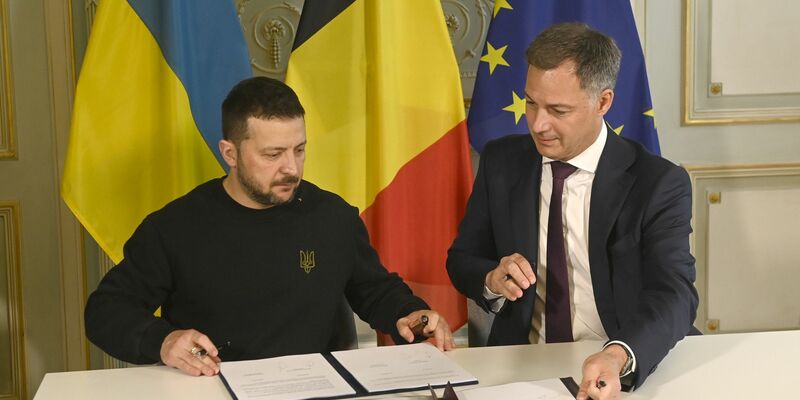 Der ukrainische Präsident Wolodymyr Selenskyj und der belgische Premierminister Alexander De Croo unterzeichnen eine Vereinbarung über bilaterale Sicherheitszusammenarbeit. - Foto: Pool Didier Lebrun/Belga-Pool/dpa