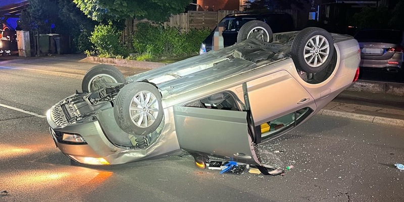 POL-RBK: Rösrath - Alkoholisierter Pkw-Fahrer überschlägt sich und landet auf dem Dach - Foto: presseportal.de