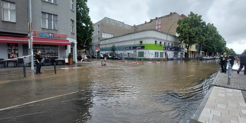 Wegen eines Wasserrohrbruchs in Berlin-Neukölln ist ein Teil der Sonnenallee gesperrt worden. - Foto: Arthur Sullivan/dpa