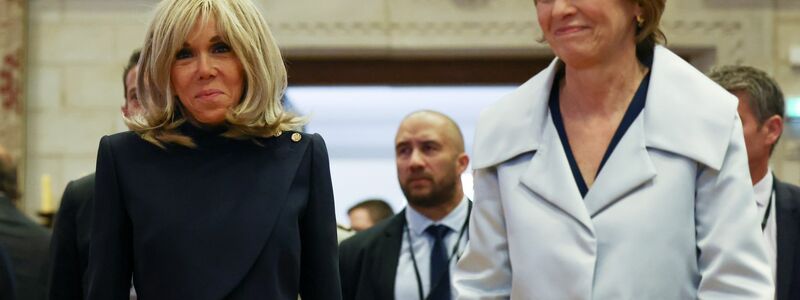 Brigitte Macron (l), Ehefrau des Präsidenten von Frankreich, und Elke Büdenbender, Ehefrau des Bundespräsidenten, betreten den Festsaal im Rathaus Münster. - Foto: Rolf Vennenbernd/dpa-POOL/dpa