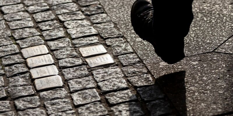 Mit den Stolpersteinen wird der Opfer des NS-Terrors gedacht. - Foto: Christoph Soeder/dpa