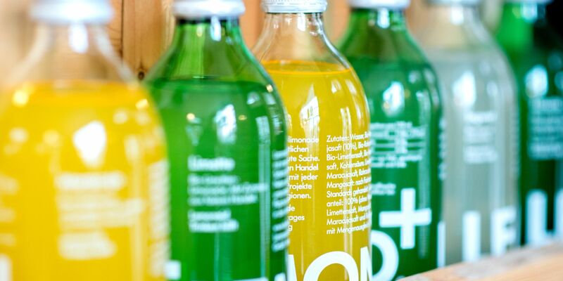Limonade der Marke Lemonaid in einem Regal eines Getränkemarktes. - Foto: Hauke-Christian Dittrich/dpa