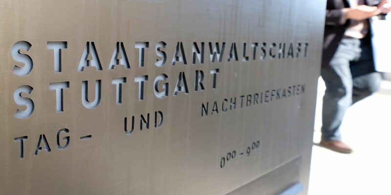 Die Staatsanwaltschaft Stuttgart nimmt ein Fußball-Fanvideo mit rassistischen Parolen unter die Lupe. - Foto: Bernd Weißbrod/dpa