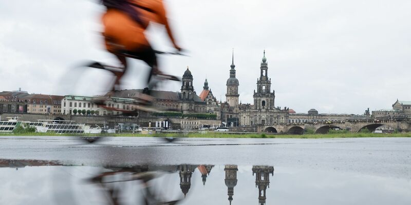Ein Radfahrer in Dresden am Ufer der Elbe. - Foto: Sebastian Kahnert/dpa