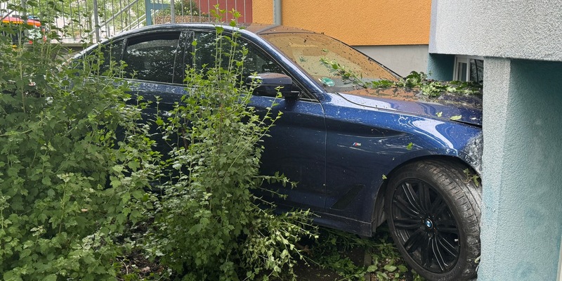 FW Dresden: PKW fährt in Schulgebäude - Foto: presseportal.de