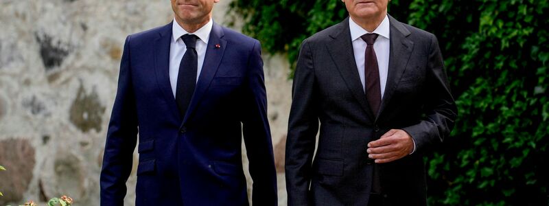 Emmanuel Macron (l) und Olaf Scholz auf Schloss Meseberg. - Foto: Ebrahim Noroozi/Pool AP/dpa