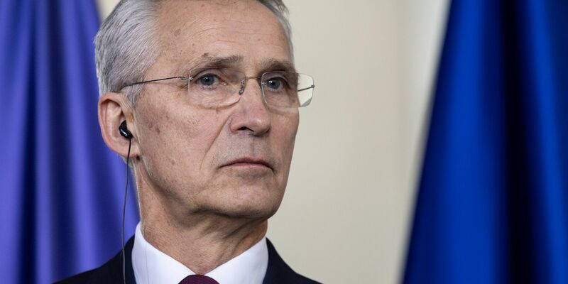 Nato-Generalsekretär Jens Stoltenberg hat Forderungen nach einer Aufhebung bestehender Beschränkungen für ukrainische Angriffe erneuert. - Foto: Hannes P Albert/dpa