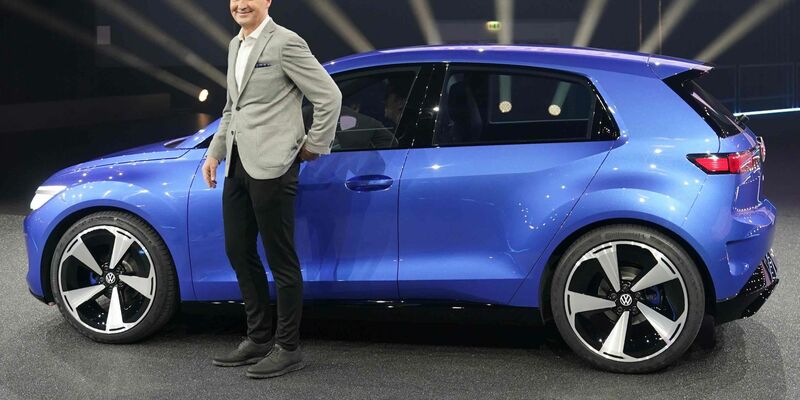 VW-Vorstandsvorsitzender Thomas Schäfer mit der im März 2023 vorgestellten Elektro-Kleinwagen-Studie ID.2all. 2027 soll ein noch kleinerer ID.1 folgen. - Foto: Marcus Brandt/dpa