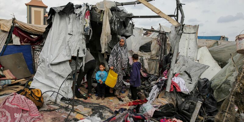 Wegen des tödlichen Luftangriffs in Rafah hat die Hamas ihre Teilnahme an den Verhandlungen über eine Waffenruhe vorerst ausgesetzt. - Foto: Jehad Alshrafi/AP/dpa