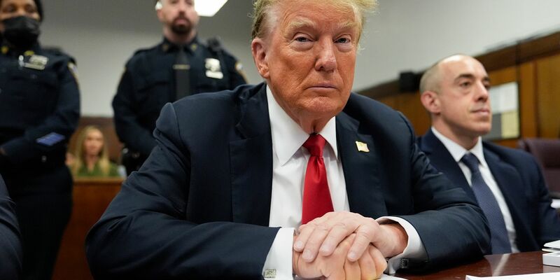 Trump versucht die Anschuldigungen in einen persönlichen Vorteil umzumünzen und seine Anhängerschaft zu mobilisieren, indem er sich als Opfer einer politisch motivierten Justiz inszeniert. - Foto: Julia Nikhinson/POOL AP/AP/dpa