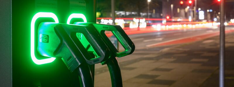 Bei den Preisen für den Ladestrom soll es Transparenz geben. - Foto: Julian Stratenschulte/dpa