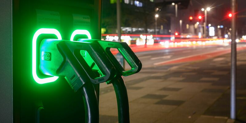 Im Gesetzentwurf heißt es, der Ausbau von Schnellladeinfrastruktur an Tankstellen habe bereits begonnen. - Foto: Julian Stratenschulte/dpa