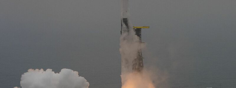 Eine Falcon-9-Rakete des US-Raumfahrtkonzerns SpaceX hebt mit dem Erdbeobachtungssatelliten «Earthcare» an Bord  ab. - Foto: S. Corvaja/esa/dpa