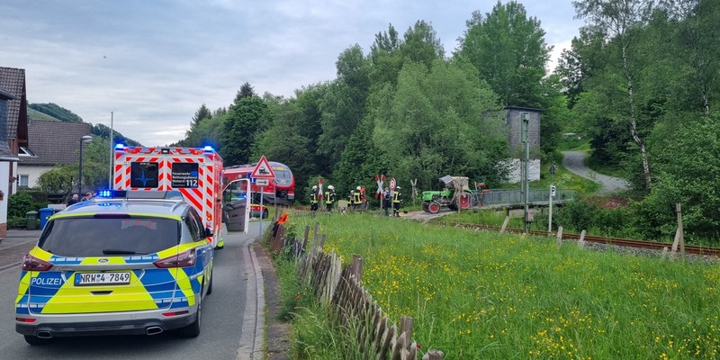 FF Olsberg: Traktor von Zug erfasst - Foto: presseportal.de