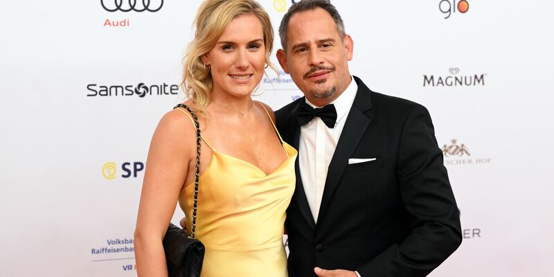 Der Schauspieler Moritz Bleibtreu und seine Frau Saskia de Tschaschell beim 48. Deutschen Filmball. - Foto: Felix Hörhager/dpa