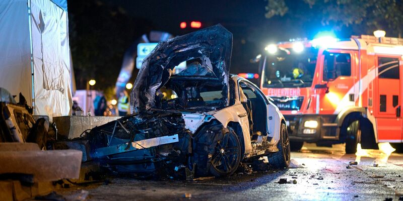 Das Wrack des Unfallfahrzeugs in Berlin-Charlottenburg. - Foto: Michael Ukas/dpa