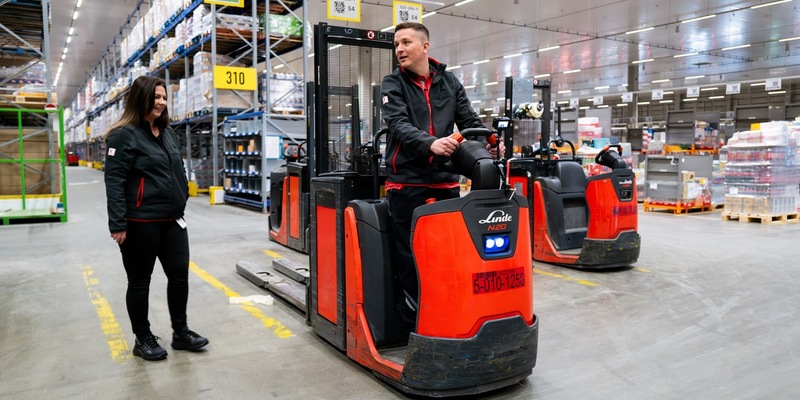 Influencer Hey Aaron!!! tritt zum Praktikum bei Kaufland in der Logistik an - Foto: presseportal.de