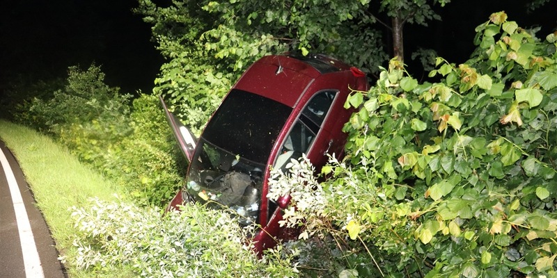 POL-HF: Fiat landet im Straßengraben - 26-Jähriger fährt unter Alkoholeinfluss - Foto: presseportal.de