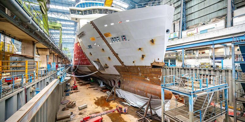 Das Kreuzfahrtschiff Silver Ray in einer Halle der Meyer Werft. - Foto: Sina Schuldt/dpa