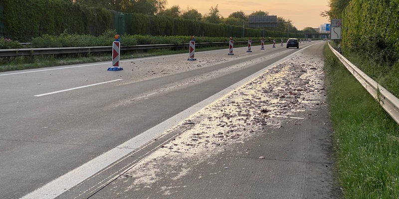 POL-CUX: Sattelzug verliert Ladung (Fischabfälle) auf der BAB - Fahrbahn muss lange gesperrt und aufwändig gereignet werden (Lichtbilder in der Anlage) - Foto: presseportal.de