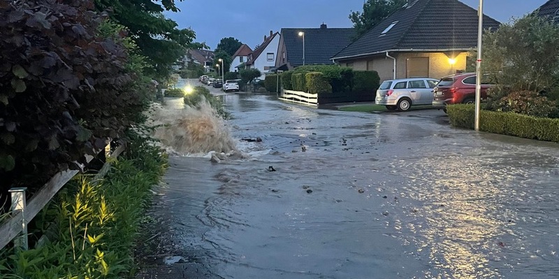 POL-CUX: Wasserrohrbruch in Langen sorgt für überflutete Straße (Lichtbild in der Anlage) - Foto: presseportal.de