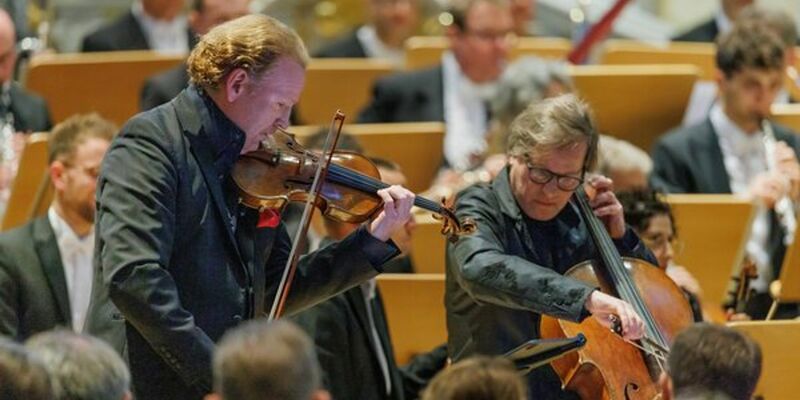 Geiger Daniel Hope und Cellist Jan Vogler spielen in der Dresdner Frauenkirche im Duett. - Foto: Oliver Killig/Dresdner Musikfestspiele /dpa