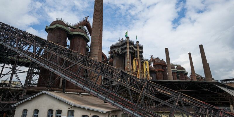 Das Weltkulturerbe Völklinger Hütte. Die Völklinger Hütte ist das einzige vollständig erhaltene Eisenwerk, das in die Welterbeliste der Unesco aufgenommen wurde. - Foto: Oliver Dietze/dpa