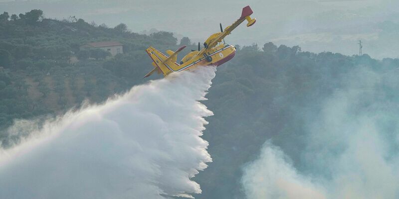 Ein Löschflugzeug im Einsatz. In Griechenland hat nun bei Übungsflügen ein Pilot seine tonnenschwere Wasserladung über einem Hotel abgelassen. (Symbolbild) - Foto: Alessandro Tocco/LaPresse via AP/dpa