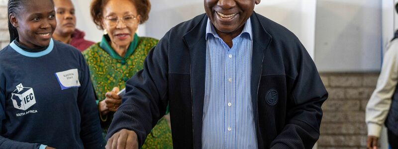 Südafrikas Präsident Cyril Ramaphosa ist von dem neu gewählten Parlament des Landes für eine zweite Amtszeit bestätigt worden. - Foto: Jerome Delay/AP/dpa