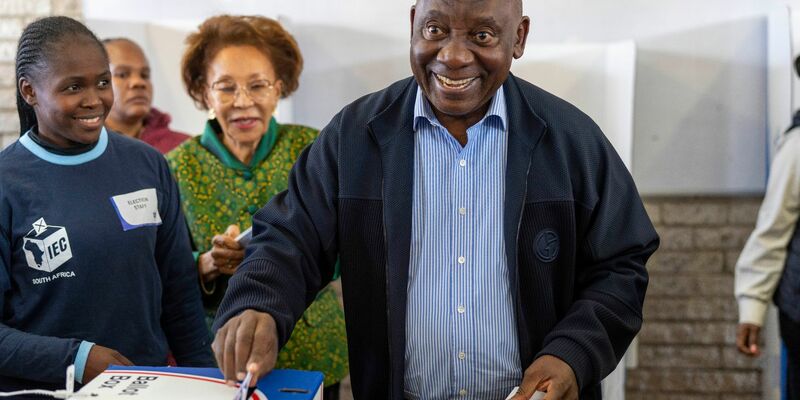 Der südafrikanische Präsident Cyril Ramaphosa während seiner Stimmagabe in Soweto. - Foto: Jerome Delay/AP/dpa