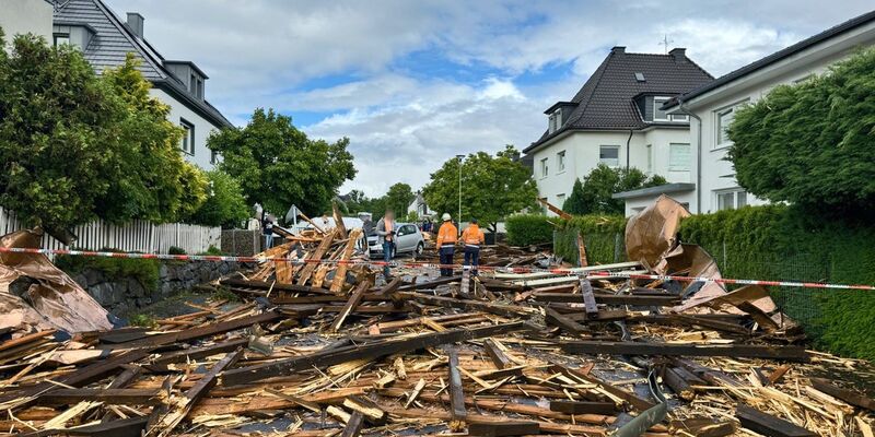 Trümmer des Kirchturmdaches liegen auf der Straße: Der Dachstuhl wurde nun völlig zerstört. - Foto: Alex Talash/dpa