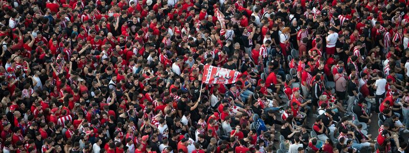 Ein rot-weißes Meer: Tausende Fans machten Party in Piräus. - Foto: Michael Varaklas/AP/dpa