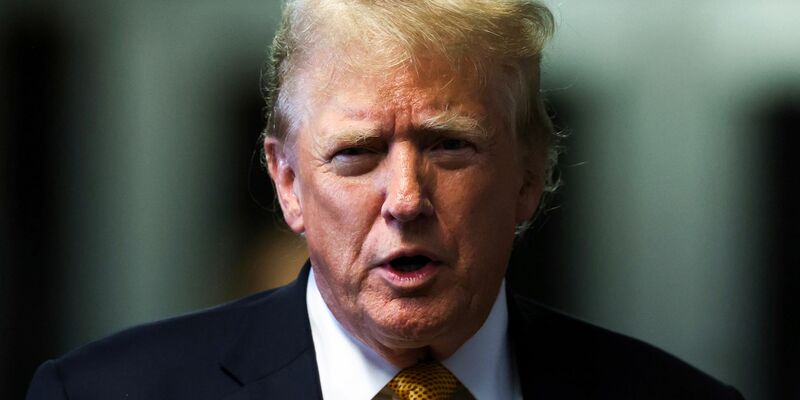 Bei einer Verurteilung droht Donald Trump eine Geldstrafe oder eine mehrjährige Freiheitsstrafe, die auch zur Bewährung ausgesetzt werden könnte. - Foto: Charly Triballeau/POOL AFP/AP/dpa