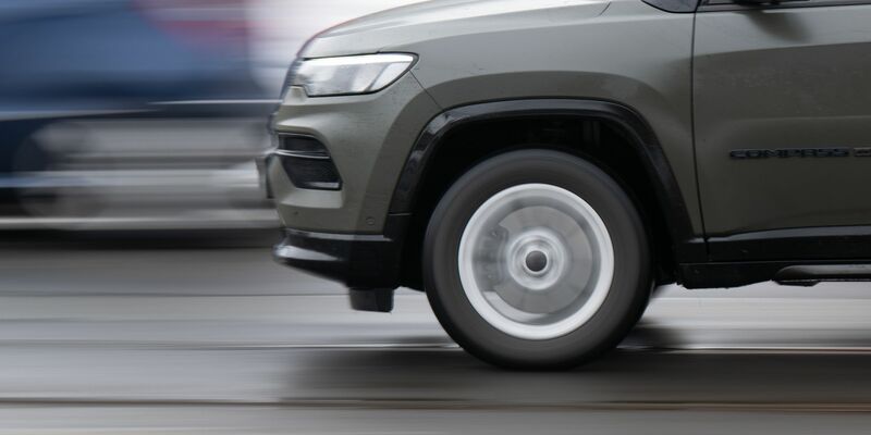 SUV und Geländewagen boomen - und die sind durch ihre Bauart in der Regel schwerer als vergleichbare Autos mit flacherer Karosserie. - Foto: Robert Michael/dpa