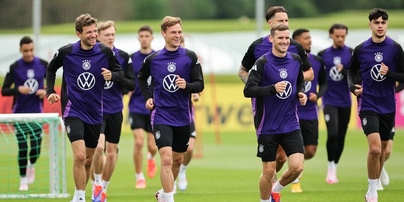 Die Nationalmannschaft um Thomas Müller (l-r), Joshua Kimmich und Pascal Groß soll von einem Spezialeinsatzkommando lernen. - Foto: Christian Charisius/dpa
