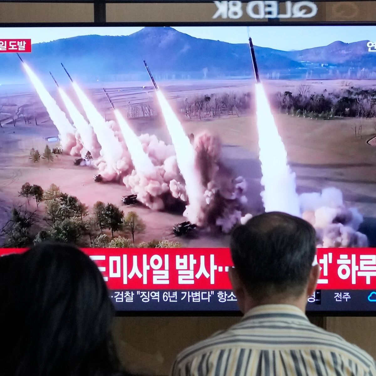 Eine Nachrichtensendung zeigt ein Archivbild eines nordkoreanischen Raketenstarts am Bahnhof von Seoul. - Foto: Ahn Young-joon/AP