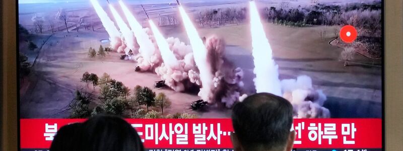 Eine Nachrichtensendung zeigt ein Archivbild eines nordkoreanischen Raketenstarts am Bahnhof von Seoul. - Foto: Ahn Young-joon/AP