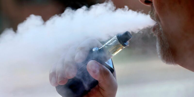 Bei E-Zigaretten sind bei Jugendlichen vor allem Einweg-Varianten beliebt. - Foto: Robert F. Bukaty/AP/dpa