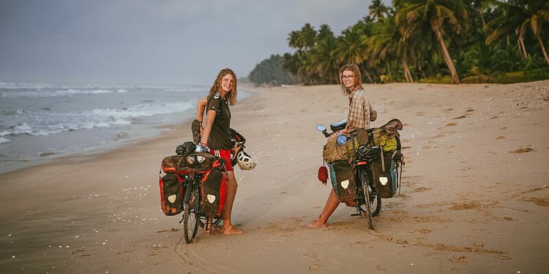 Hannah (links) und Greta Schröder an einem Strand in Ghana. - Foto: Hannah Schröder/dpa