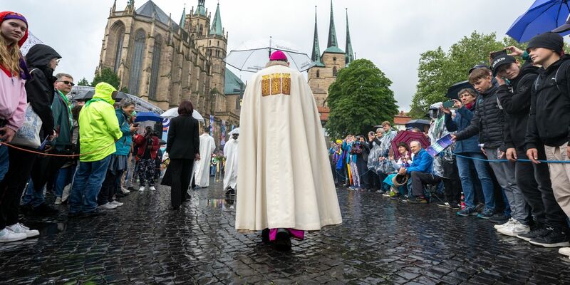 Erfurts Bischof Ulrich Neymeyr zieht mit der Prozession zum Fronleichnam-Gottesdienst auf dem Domplatz. - Foto: Hendrik Schmidt/dpa