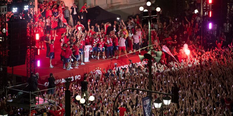 Die Spieler von Olympiakos Piräus feiern mit ihren Fans den Sieg im Conference-League-Finale. - Foto: Michael Varaklas/AP