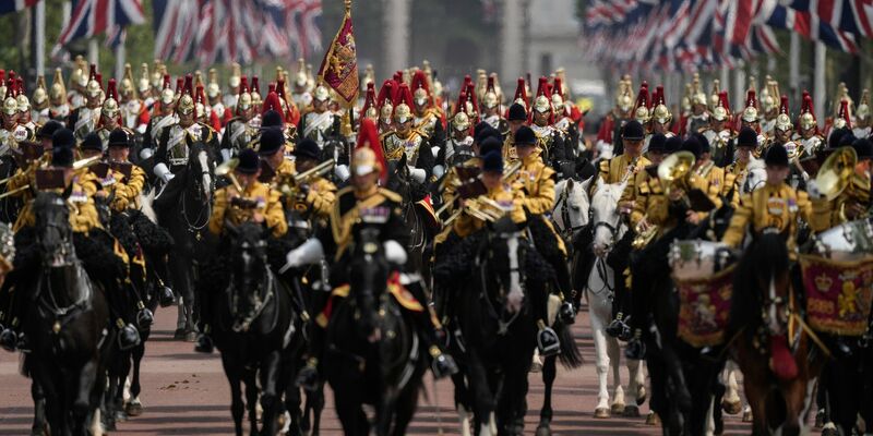 Die Geburtstagsparade für König Charles III. findet nicht an seinem eigentlichen Geburstag statt, sondern im Juni - da ist das Wetter besser (Archivbild). - Foto: Alastair Grant/AP/dpa