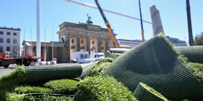 Die Europameisterschaft findet vom 14. Juni bis 14 Juli statt. Auf der Fanmeile wird es dann Public Viewing geben. - Foto: Sebastian Christoph Gollnow/dpa