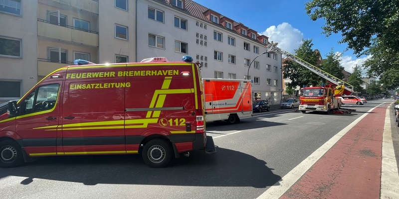 FW Bremerhaven: Personenrettung mit Drehleiter führt zu Straßensperrung - Foto: presseportal.de