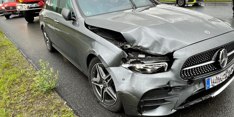API-TH: mehrere Verkehrsunfälle aufgrund nicht angepasster Geschwindigkeit auf regennasser Fahrbahn - Foto: presseportal.de
